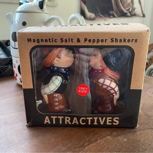 Attractives Salt & Pepper Set Cowboy & Cowgirl NWT!